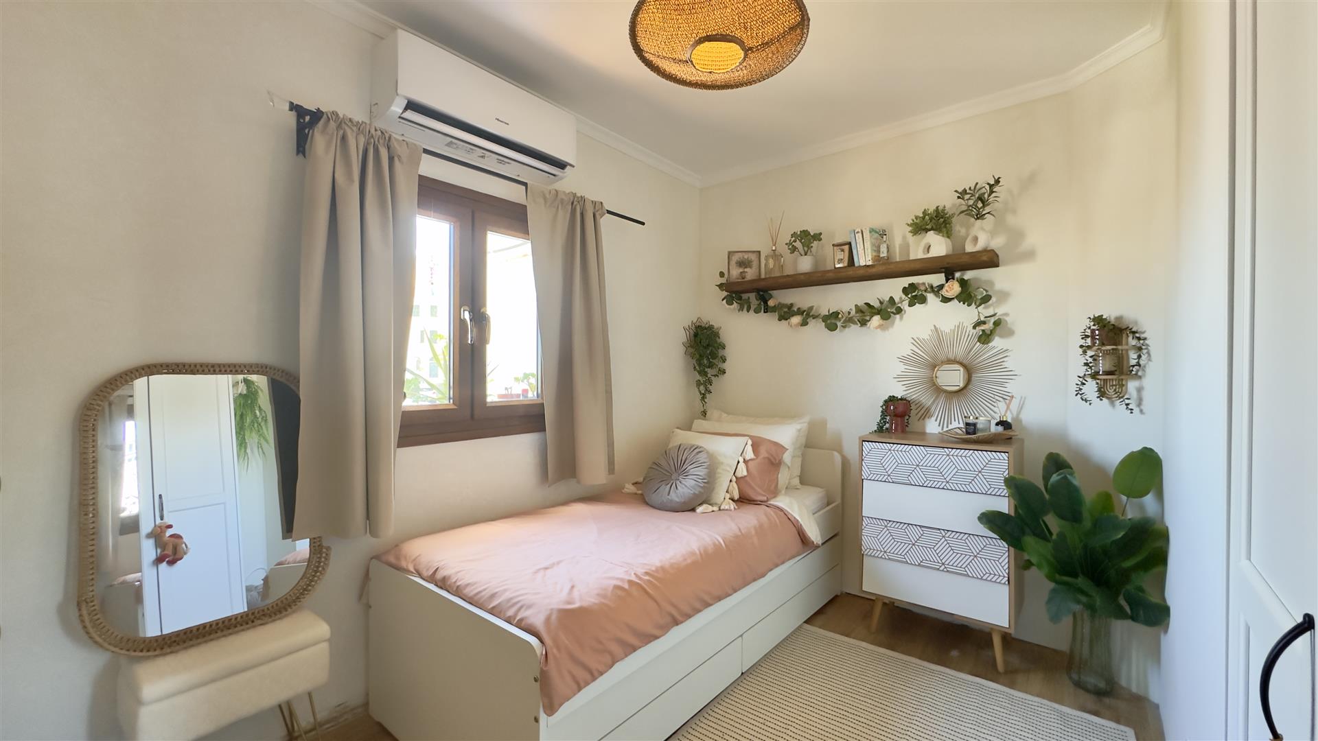  Image of House - 2 Bedrooms - 1 Bathrooms for Sale in Upper Town-Gibraltar, Image 7